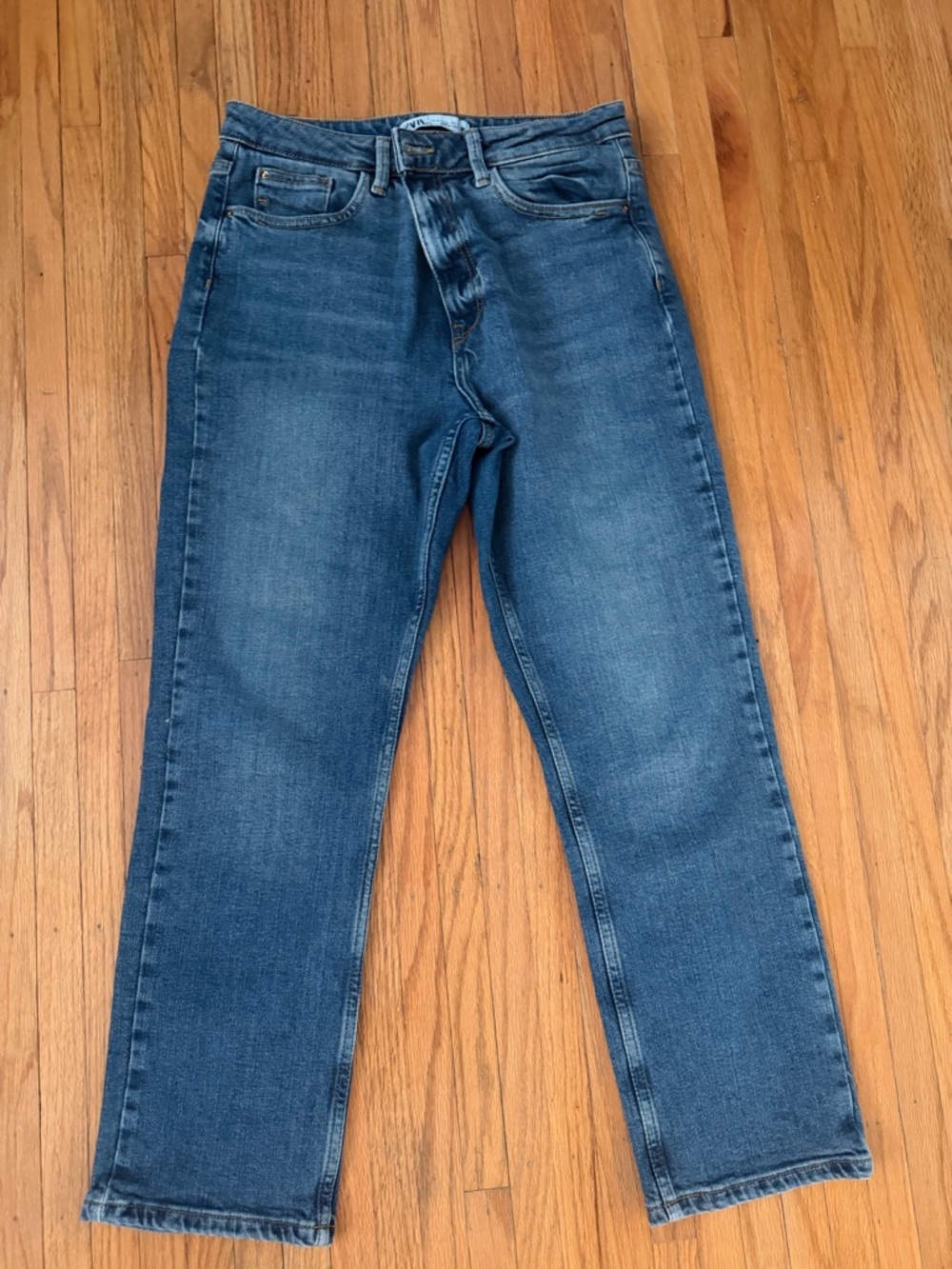Zara Women’s Straight Jeans in Medium Blue Washed . High waisted cropped